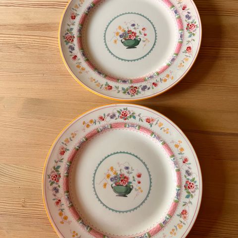 To tallerkener fra Royal Doulton, til salgs. Selges samlet for 300kr.