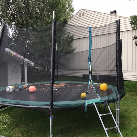 Stor trampoline