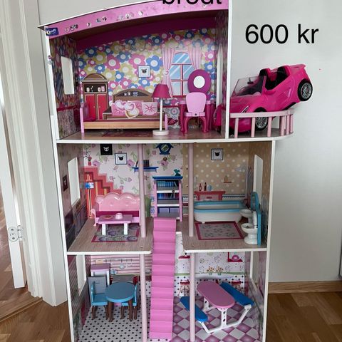 Barbiehus med møbler + barbiebil