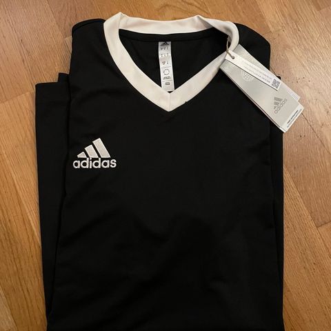 Adidas t-skjorte LARGE - ny med lapp