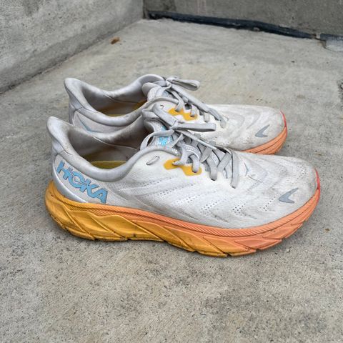 HOKA Arahi 6