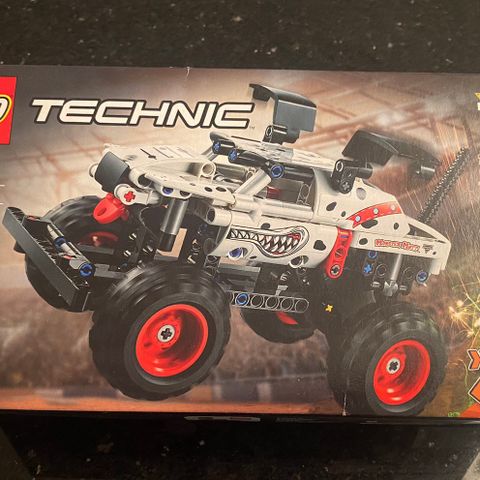 Lego Technic Monster Jam  2in1 race truck.