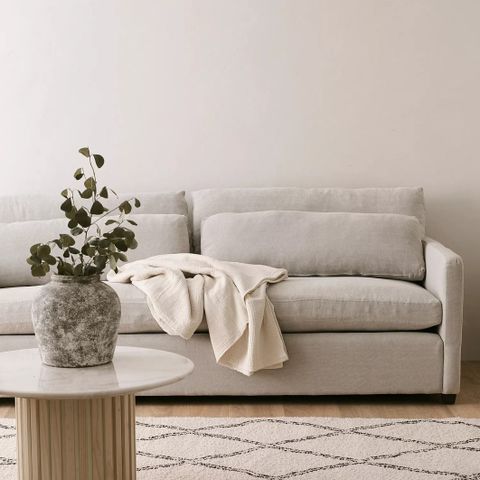 Selger beige lin-sofa fra Ellos