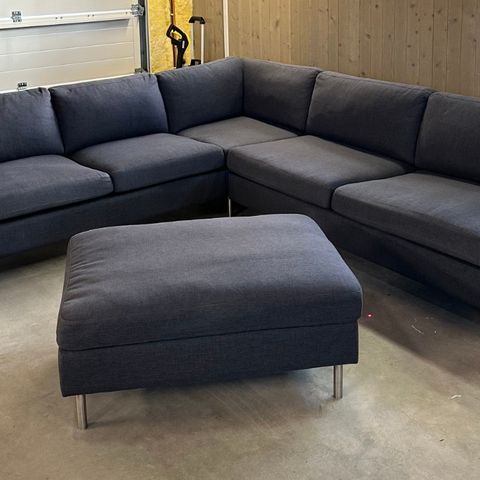 Hjørne Sofa med Pall  fra BOLIA, mørkegrå