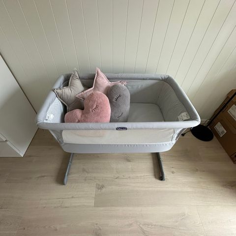 Chicco Next2Me Bedside Crib, Grey