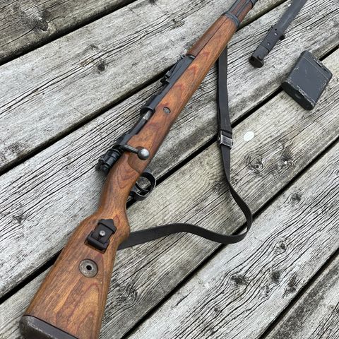 Tysk Mauser 98K/Kar 98K i 7,92 m/ ammunisjon, rem, pussesett,bajonett Krigen WW2