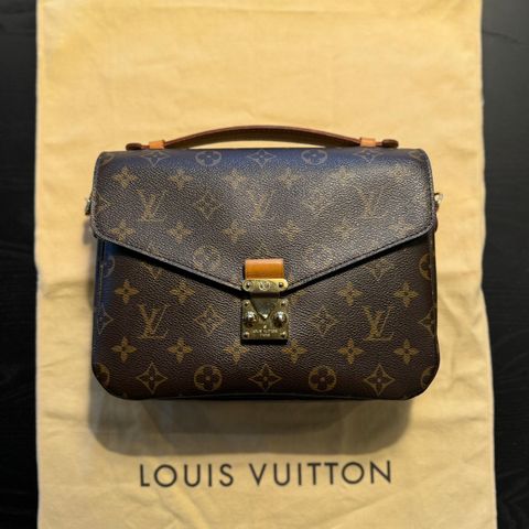 Louis Vuitton Pochette Métis Monogram Canvas