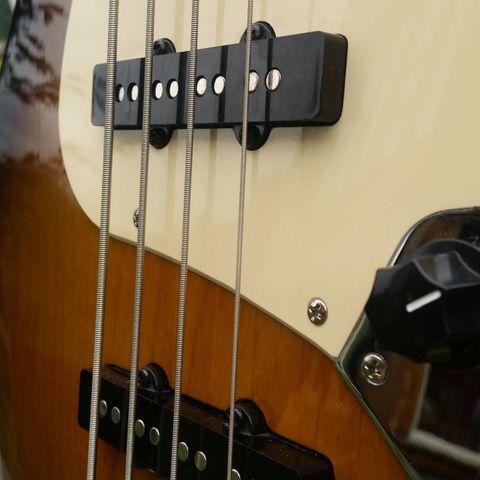 Sal/byte: Fin Aria Pro II STB jazzbass m/bag