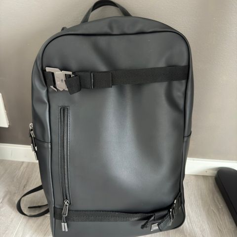 DB Essential Backpack 17L (svart)