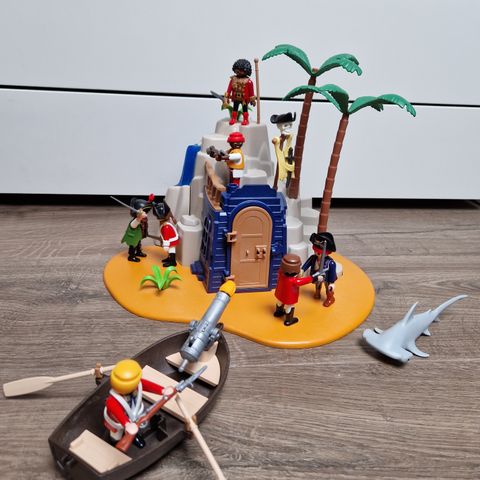 Playmobil piratøy med båt, menn, skatt og hai