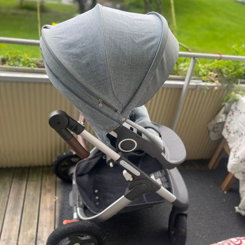 Stokke Trailz Barnevogn i fargen Nordic Blue (limited edition)