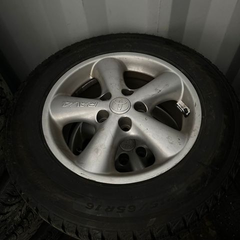 Vinterdekk 215/65 R16