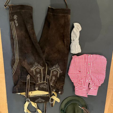 Ekte bayersk lederhosen i XL, kjøpt i Nürnberg