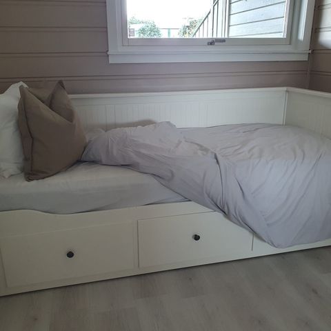 RESERVERT To IKEA-dagsenger selges (Hemnes) uten madrass, 1000 kr per seng