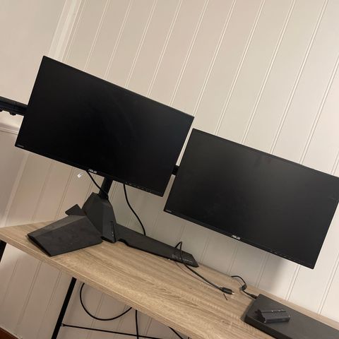 2 monitorer + stativ