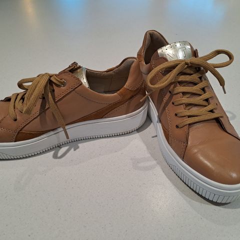 Marco Tozzi sneakers i skinn str. 38