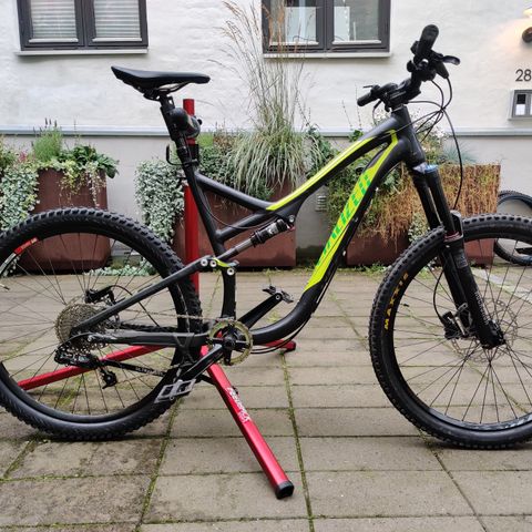 Specialized Stumpjumper (XL, 27.5) med tilbehør og nye deler.