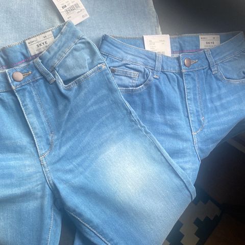 3 pack, busker jeans på 100kr per stik og 2 av dem er samme størresle.