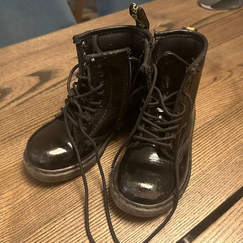 Tøffe Dr Martens sko for de små - st 26