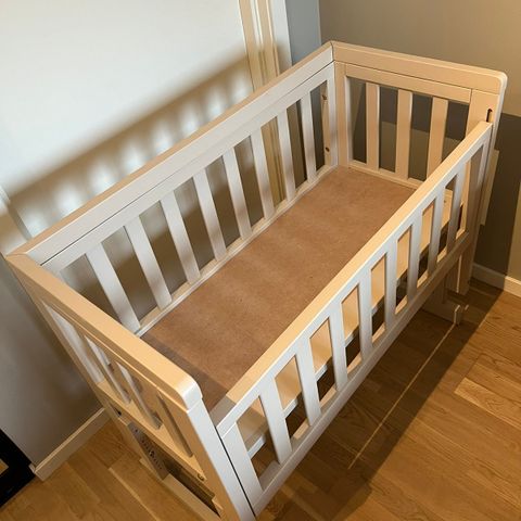 Troll Oslo Bedside Crib Sand