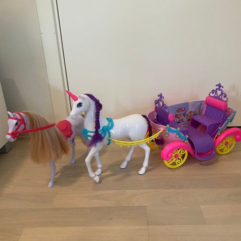 Barbie hest med kjerre