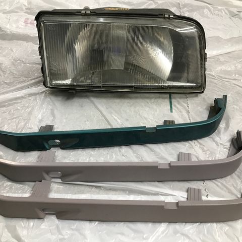 Lite brukt hovedlampe + deksler høyre side Volvo 850 1992 til 1994