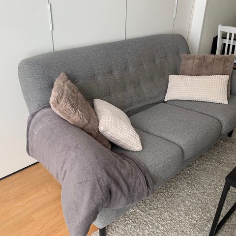 Liten 3-seter sofa selges