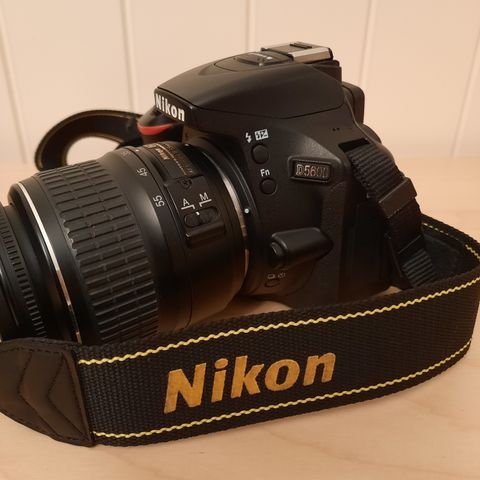 Nikon D5600 pent brukt med litt ekstra