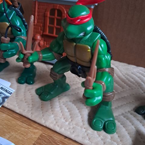 Alle 4 Ninja Action turtles figurer selges samlet som sett.