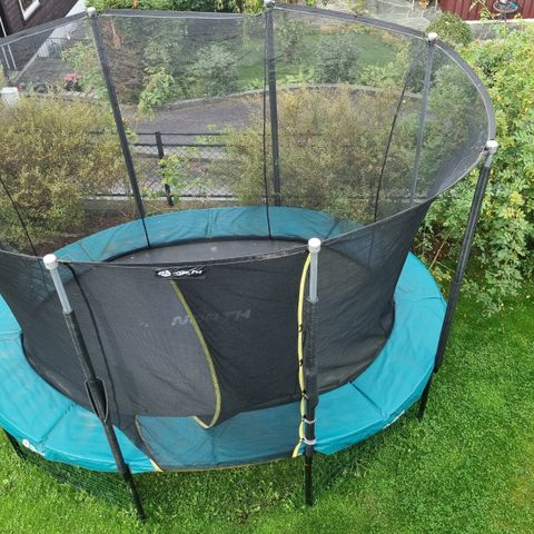 North trampoline Oval 2.5x3.5 meter.