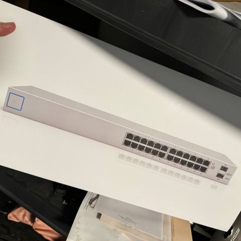 Selger en Unifi 24 port switch