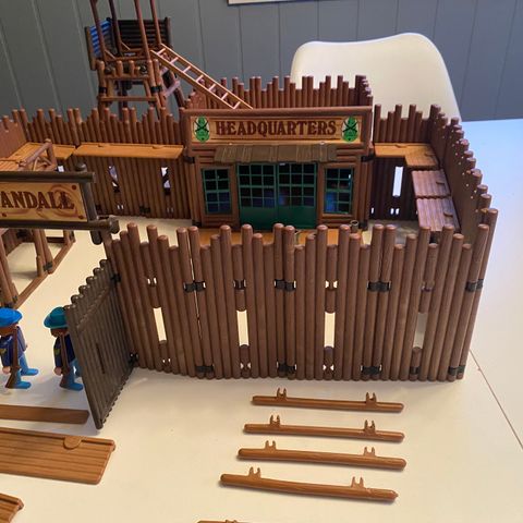 Vintage Playmobil Fort Randall selges.