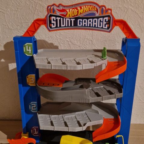 En gang brukt Hot Wheels City Stunt Garage