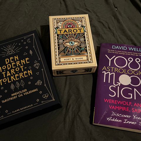 Astrologi bok og 2stk tarot decks