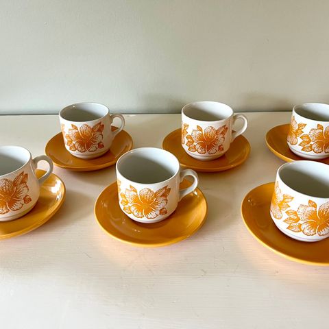 Vintage kaffekopper -70 tallet, oransje og hvite, Staffordshire Table Tops.