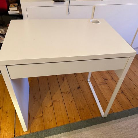 Liten og enkel leksepult fra IKEA