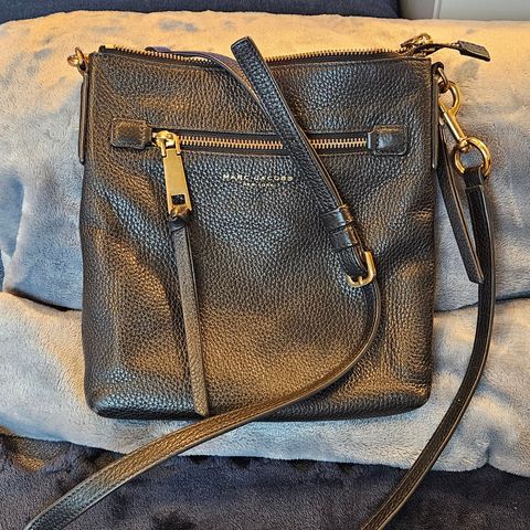 Marc by Marc Jacobs veske north South crossbody leather svart med gull hardware