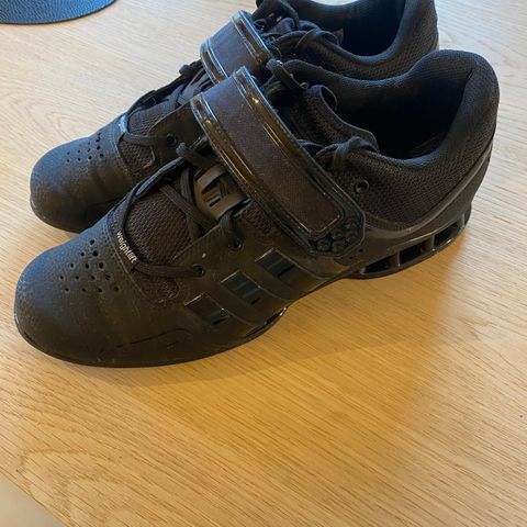 Adidas vektløftersko str 44