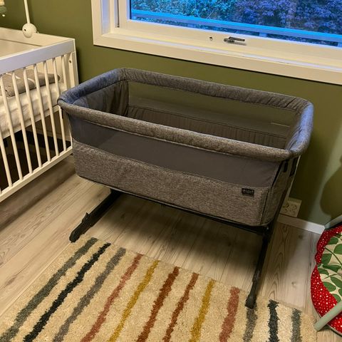 Yngri Tova bedside crib