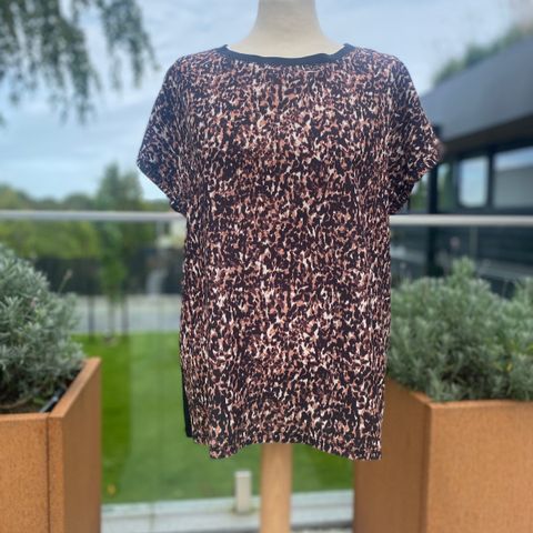 Tøff brun leopard mønstret topp fra B-Young . Str M.