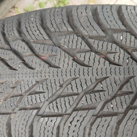 Nokian tyres 215/70R16 piggfrie vinter. Tel.93613924