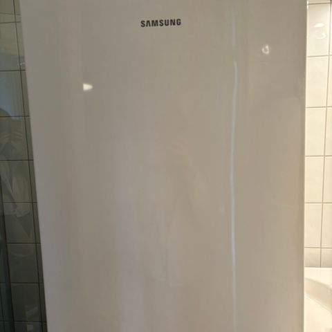 RESERVERT Pent brukt kjøleskap fra Samsung