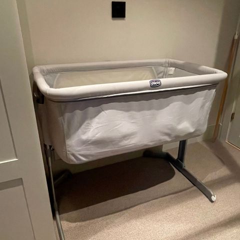 Chicco Next2Me Bedside Crib- Grå