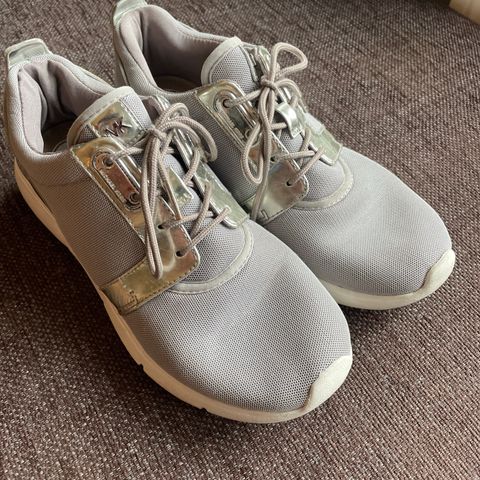 Michael Kors sneakers/fritidsko i grått/sølvdetaljer