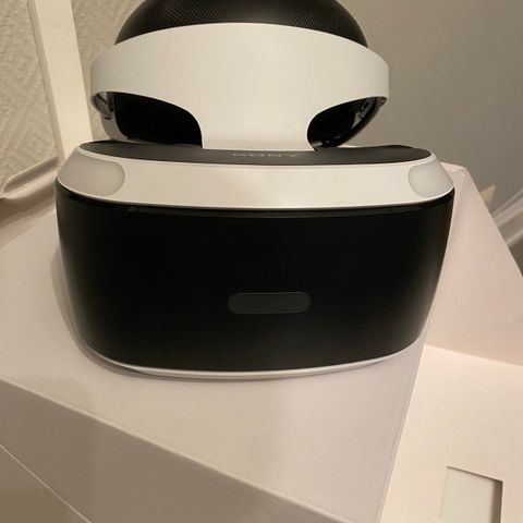 PlayStation 4-5 vr med kontroller og spill