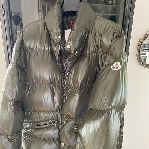 Moncler jakke selges