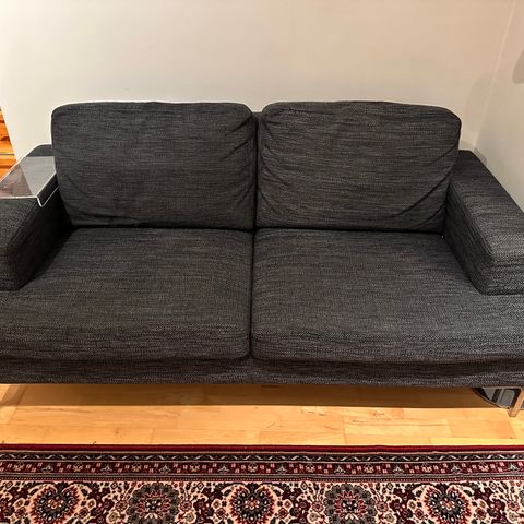 IRE Infini sofa +  2 IRE Aura lenestoler med fotskammel + Avisholder