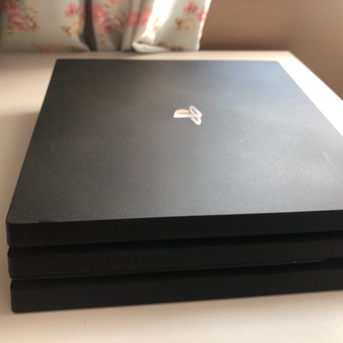 Playstation 4 pro selges billig inkluderer masse ting