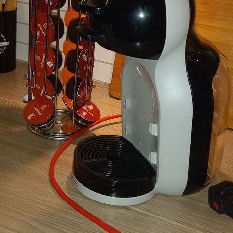 Dolce Gusto mini me selges med kapsler og kapselstativ