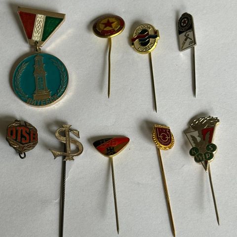 Diverse pins